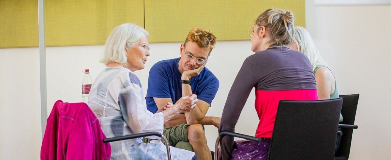 Gesprächskreis aus vier Personen