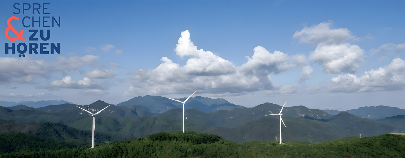 Eine Landschaft mit Windrädern
