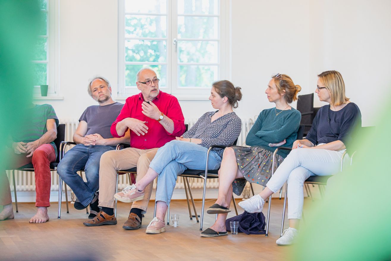 5 Menschen im Gespräch, ein Mensch redet