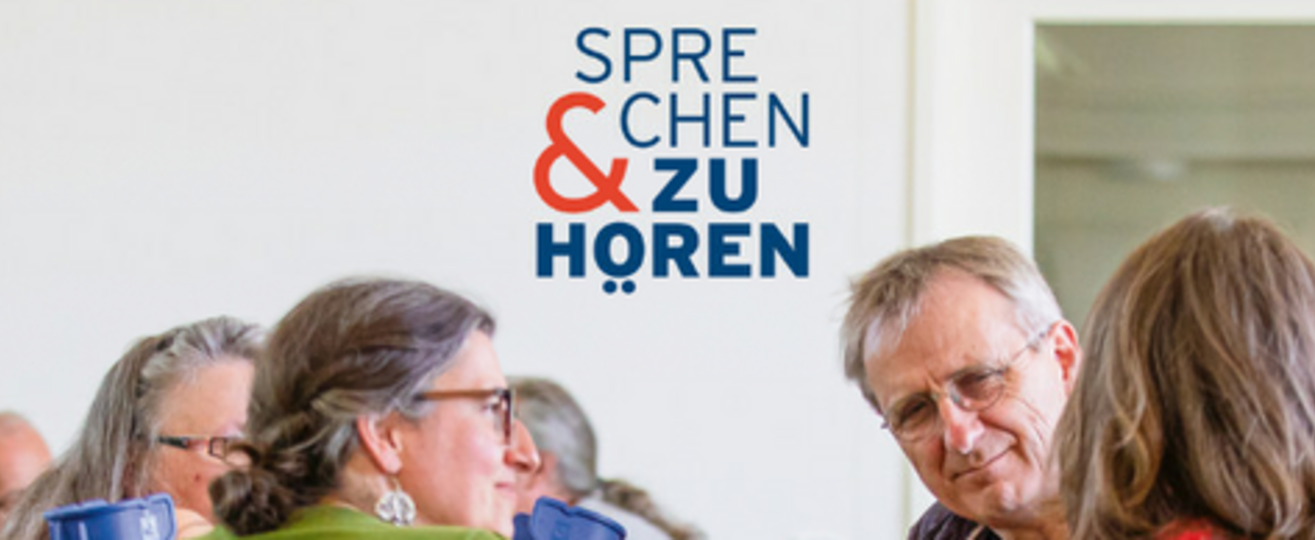 Kleingruppe, ein Mann hört zu.