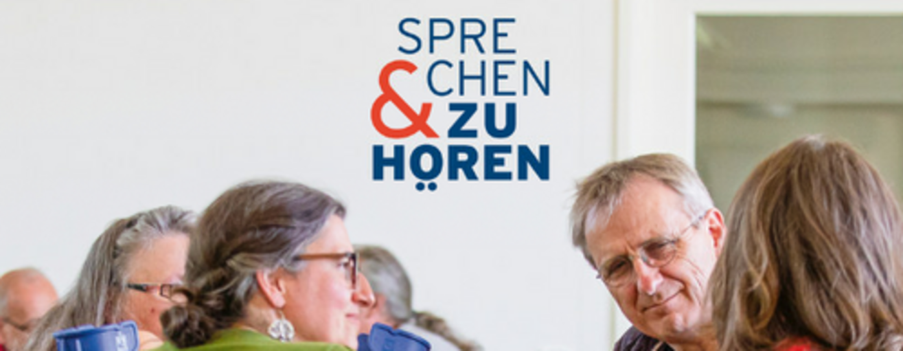 Kleingruppe, ein Mann hört zu.