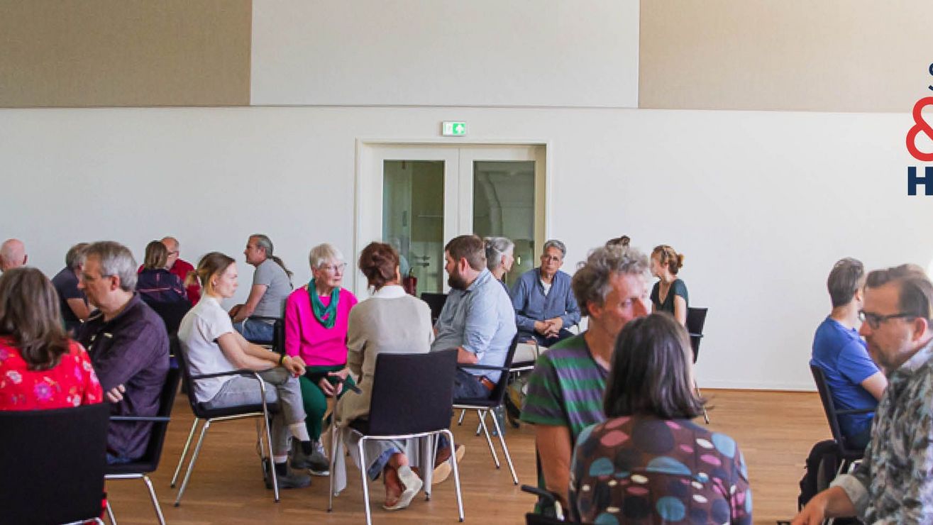 Menschen in Stuhlkreisen (3-4 Personen) in einem hellen Saal, oben rechts das Logo „Sprechen & Zuhören".