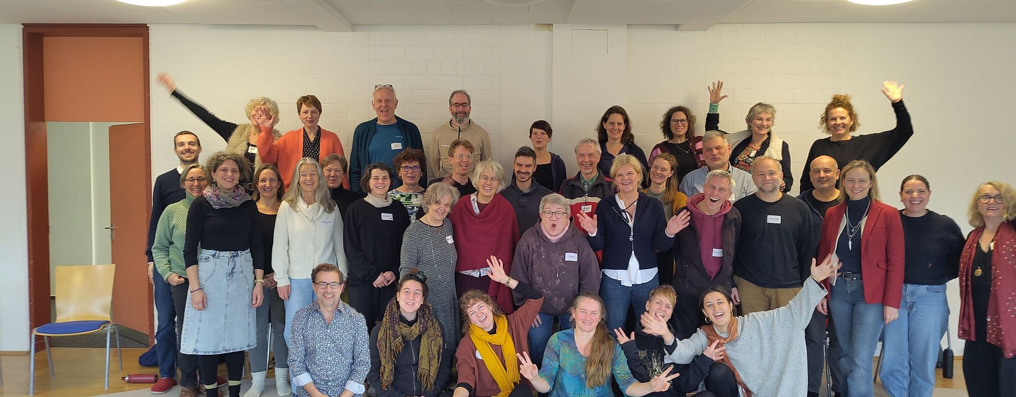 Ein Gruppenfoto von 40 Personen bei der Sprechen & Zuhören und Konflikttransformation-Fortbildung