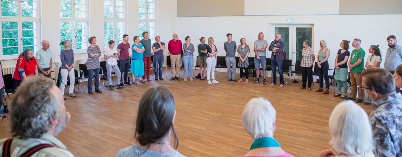 Ein großer Kreis von Menschen