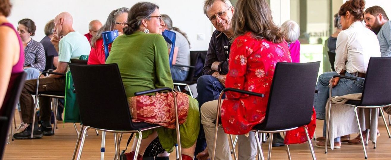 in mehreren Kleingruppen wird zu viert diskutiert